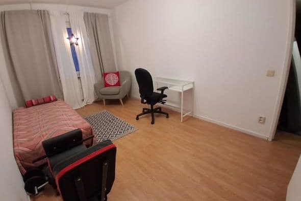 Ljust rum i Rissne med inglasad balkong